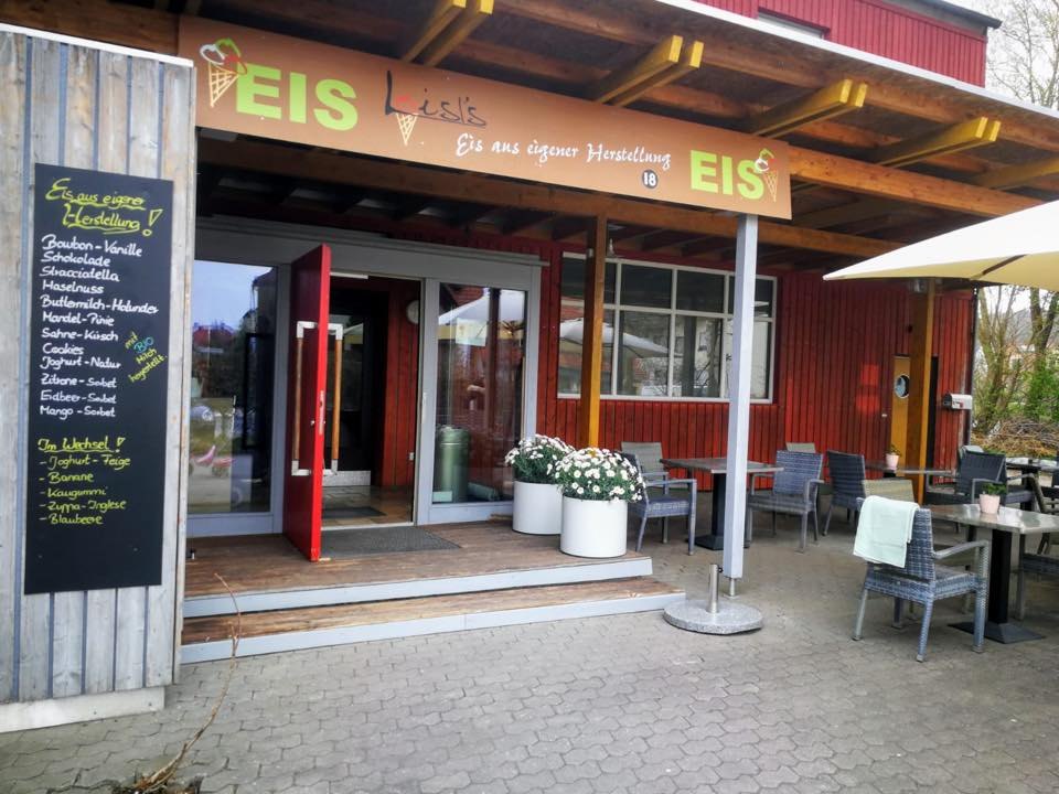 Eingang der Eisdiele mit Sortentafel und EIS-Schild